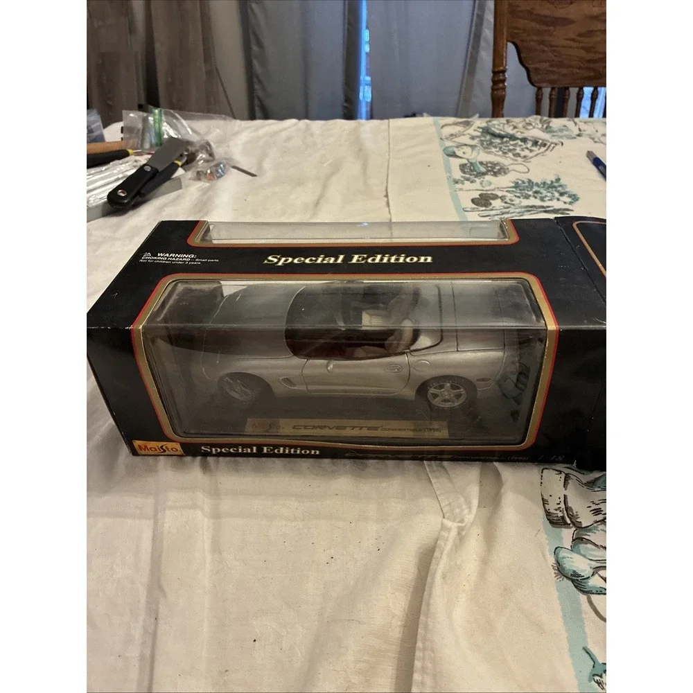 MAISTO 1998 CHEVROLET CORVETTE CONVERTIBLE SILVER SPECIAL EDITION 1:18 In Box
